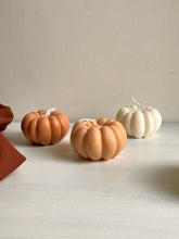 Afbeelding in Gallery-weergave laden, Pumpkin candle small | Pompoenkaars klein