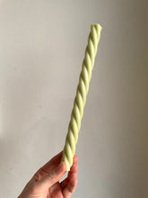 Afbeelding in Gallery-weergave laden, Twirl candle - limoengroen