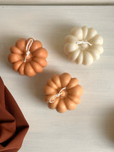 Afbeelding in Gallery-weergave laden, Pumpkin candle small | Pompoenkaars klein