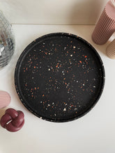 Load image into Gallery viewer, Ronde schotel 25cm - zwart met bordeaux terrazzo