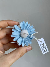 Load image into Gallery viewer, Petite daisy candle