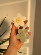 Charger l'image dans la galerie, Daisy flower candle