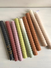 Charger l'image dans la galerie, Swirl candle - roestoranje