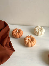 Afbeelding in Gallery-weergave laden, Pumpkin candle small | Pompoenkaars klein