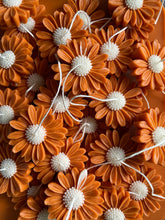 Load image into Gallery viewer, Petite daisy candle