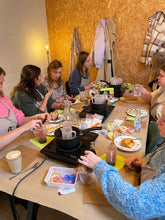 Load image into Gallery viewer, Privéworkshop kaarsen maken vrijgezellen