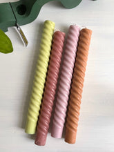 Charger l'image dans la galerie, Swirl candle - roestoranje