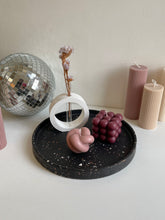 Load image into Gallery viewer, Ronde schotel 25cm - zwart met bordeaux terrazzo