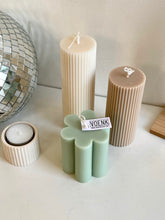 Load image into Gallery viewer, Flower candle