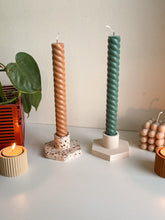 Charger l'image dans la galerie, Swirl candle - roestoranje