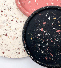 Load image into Gallery viewer, Ronde schotel 25cm - zwart met bordeaux terrazzo