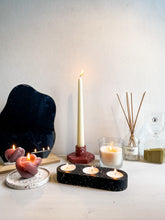 Load image into Gallery viewer, Kandelaar - bordeaux met witte terrazzo