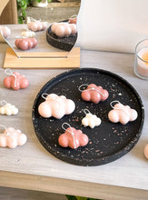 Load image into Gallery viewer, Ronde schotel 25cm - zwart met bordeaux terrazzo