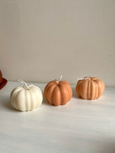 Afbeelding in Gallery-weergave laden, Pumpkin candle minimalistic | Pompoenkaars minimalistisch
