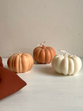 Afbeelding in Gallery-weergave laden, Pumpkin candle minimalistic | Pompoenkaars minimalistisch
