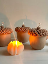 Afbeelding in Gallery-weergave laden, Acorn candle | Eikelkaars
