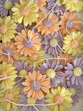 Load image into Gallery viewer, Petite daisy candle
