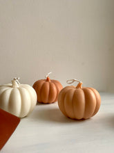 Load image into Gallery viewer, Pumpkin candle large | Pompoenkaars groot
