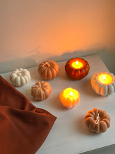 Load image into Gallery viewer, Pumpkin candle minimalistic | Pompoenkaars minimalistisch
