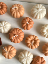 Afbeelding in Gallery-weergave laden, Pumpkin candle minimalistic | Pompoenkaars minimalistisch
