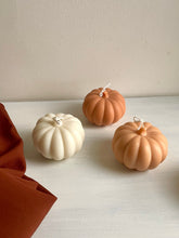 Load image into Gallery viewer, Pumpkin candle large | Pompoenkaars groot
