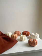 Afbeelding in Gallery-weergave laden, Pumpkin candle minimalistic | Pompoenkaars minimalistisch
