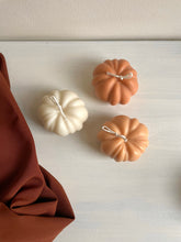 Afbeelding in Gallery-weergave laden, Pumpkin candle minimalistic | Pompoenkaars minimalistisch
