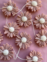 Afbeelding in Gallery-weergave laden, Daisy flower candle
