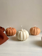 Load image into Gallery viewer, Pumpkin candle large | Pompoenkaars groot
