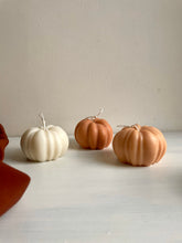 Afbeelding in Gallery-weergave laden, Pumpkin candle minimalistic | Pompoenkaars minimalistisch
